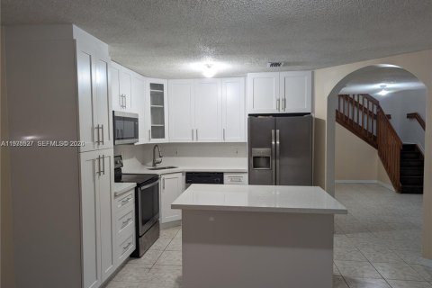 Снять в аренду таунхаус в Майами, Флорида 3 спальни, 166.3м2, № 2038467 - фото 2