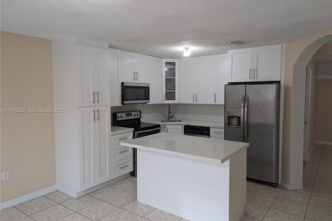 Снять в аренду таунхаус в Майами, Флорида 3 спальни, 166.3м2, № 2038467 - фото 4