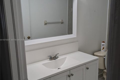 Снять в аренду таунхаус в Майами, Флорида 3 спальни, 166.3м2, № 2038467 - фото 9