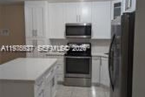 Снять в аренду таунхаус в Майами, Флорида 3 спальни, 166.3м2, № 2038467 - фото 3