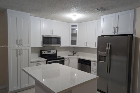 Снять в аренду таунхаус в Майами, Флорида 3 спальни, 166.3м2, № 2038467 - фото 5