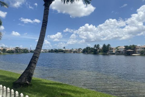 Villa ou maison à vendre à Doral, Floride: 3 chambres, 195.47 m2 № 1951989 - photo 2