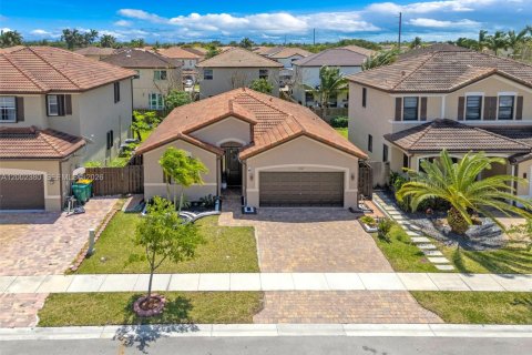 House in Homestead, Florida 3 bedrooms, 157.75 sq.m. № 2067799