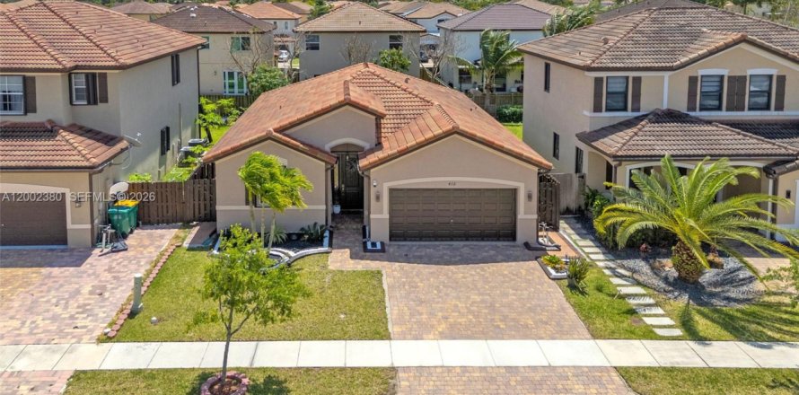 House in Homestead, Florida 3 bedrooms, 157.75 sq.m. № 2067799