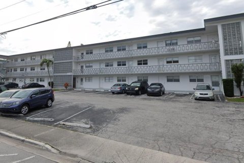 Condo in Hallandale Beach, Florida, 1 bedroom  № 1728324 - photo 1