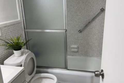 Condo in Hallandale Beach, Florida, 1 bedroom  № 1728324 - photo 8