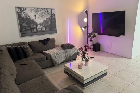 Condo in Hallandale Beach, Florida, 1 bedroom  № 1728324 - photo 3