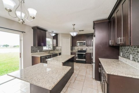 Villa ou maison à louer à Kissimmee, Floride: 4 chambres, 221.11 m2 № 2100206 - photo 8