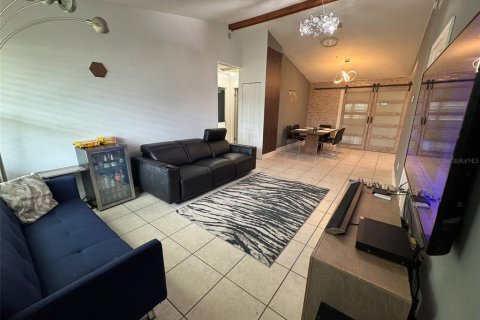 Villa ou maison à louer à Casselberry, Floride: 3 chambres, 159.05 m2 № 1780297 - photo 1