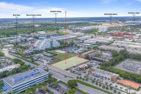 Propiedad comercial en venta en Sweetwater, Florida № 1943671 - foto 2