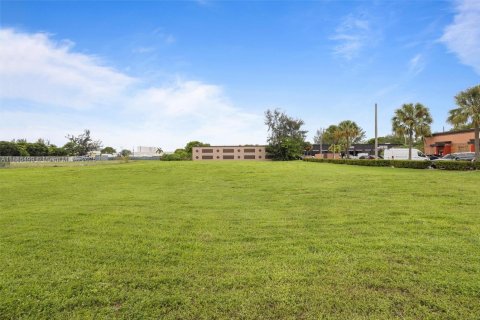 Propiedad comercial en venta en Sweetwater, Florida № 1943671 - foto 14