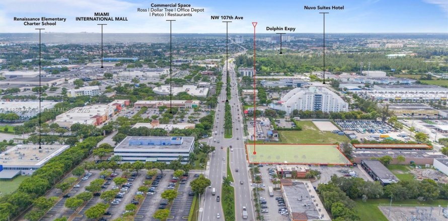 Propiedad comercial en Sweetwater, Florida № 1943671