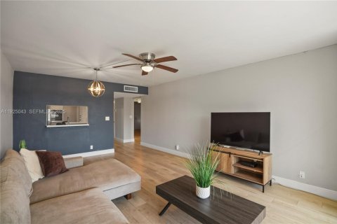 Condo in Pompano Beach, Florida, 2 bedrooms  № 1983655 - photo 27