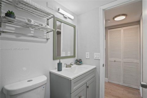 Condo in Pompano Beach, Florida, 2 bedrooms  № 1983655 - photo 16