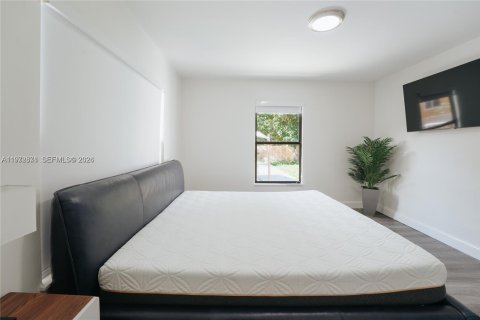 House in Miami, Florida 4 bedrooms, 181.07 sq.m. № 2035949 - photo 10