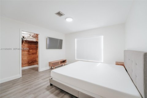 House in Miami, Florida 4 bedrooms, 181.07 sq.m. № 2035949 - photo 6