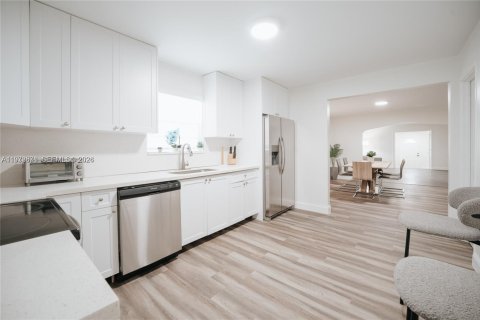 House in Miami, Florida 4 bedrooms, 181.07 sq.m. № 2035949 - photo 5