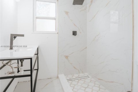 House in Miami, Florida 4 bedrooms, 181.07 sq.m. № 2035949 - photo 9