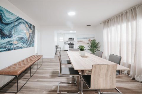 House in Miami, Florida 4 bedrooms, 181.07 sq.m. № 2035949 - photo 2