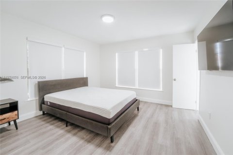 House in Miami, Florida 4 bedrooms, 181.07 sq.m. № 2035949 - photo 8