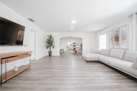 House in Miami, Florida 4 bedrooms, 181.07 sq.m. № 2035949