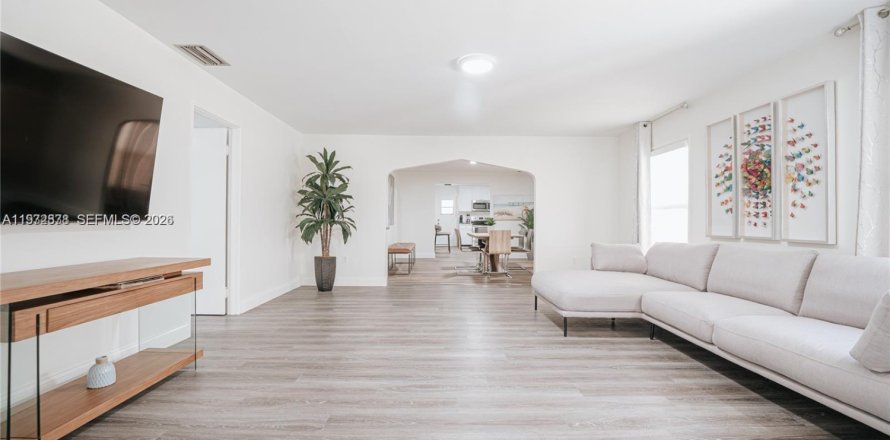 House in Miami, Florida 4 bedrooms, 181.07 sq.m. № 2035949