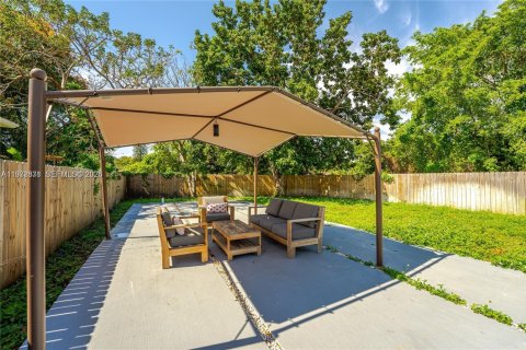 House in Miami, Florida 4 bedrooms, 181.07 sq.m. № 2035949 - photo 3