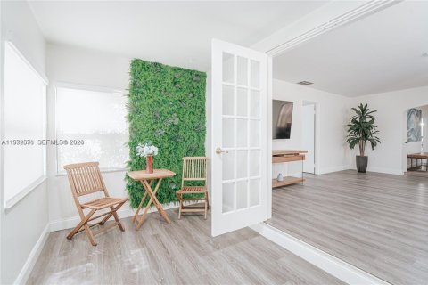 House in Miami, Florida 4 bedrooms, 181.07 sq.m. № 2035949 - photo 4