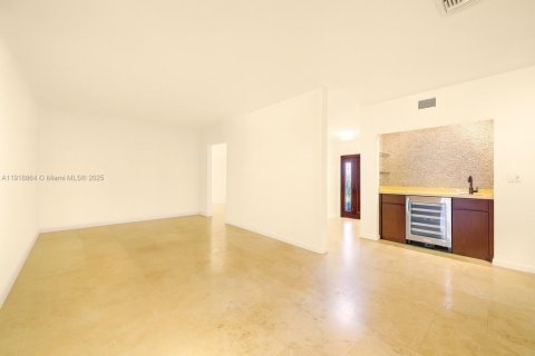 Villa ou maison à vendre à North Miami, Floride: 4 chambres, 269.32 m2 № 1974318 - photo 1