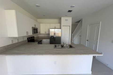 Touwnhouse à vendre à Miami, Floride: 3 chambres, 138.98 m2 № 1955836 - photo 4