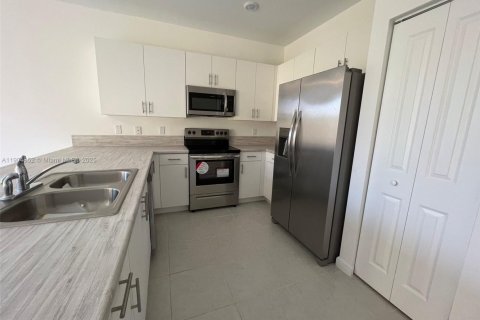 Touwnhouse à vendre à Miami, Floride: 3 chambres, 138.98 m2 № 1955836 - photo 6