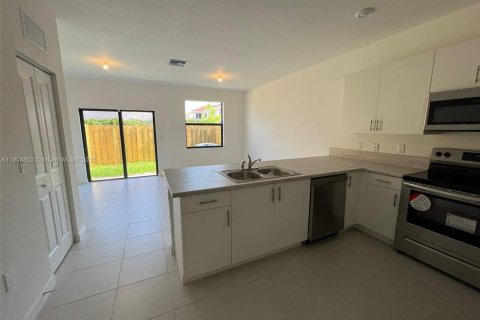 Touwnhouse à vendre à Miami, Floride: 3 chambres, 138.98 m2 № 1955836 - photo 3