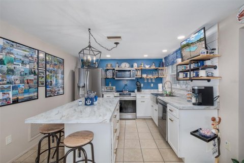 House in Port Richey, Florida 2 bedrooms, 144.93 sq.m. № 2106631 - photo 4