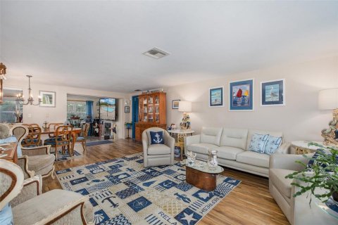 House in Port Richey, Florida 2 bedrooms, 144.93 sq.m. № 2106631 - photo 14