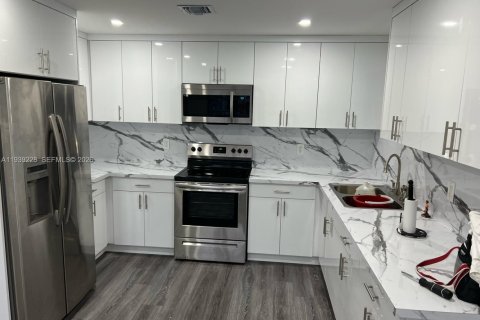 Villa ou maison à vendre à Hialeah, Floride: 3 chambres, 89.37 m2 № 1997653 - photo 3