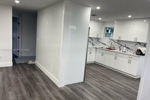Villa ou maison à vendre à Hialeah, Floride: 3 chambres, 89.37 m2 № 1997653 - photo 2