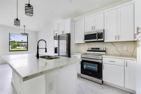 House in Port Charlotte, Florida 3 bedrooms, 153.57 sq.m. № 1869339 - photo 11