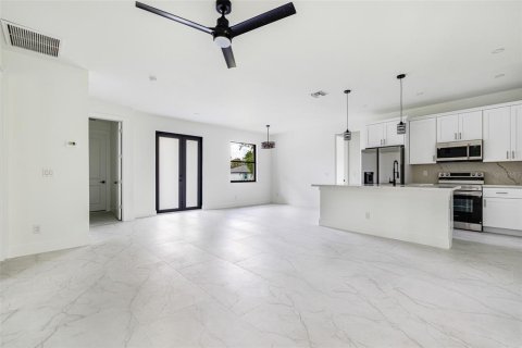 House in Port Charlotte, Florida 3 bedrooms, 153.57 sq.m. № 1869339 - photo 9