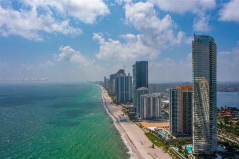 Condo in Sunny Isles Beach, Florida, 2 bedrooms  № 1697596 - photo 1