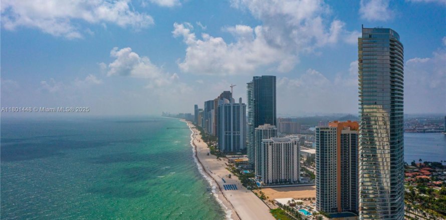 Condo in Sunny Isles Beach, Florida, 2 bedrooms  № 1697596
