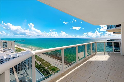 Снять в аренду кондоминиум в Майами-Бич, Флорида 2 спальни, 138.42м2, № 1958036 - фото 2