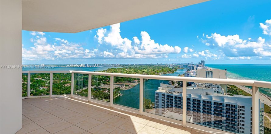 Кондоминиум с 2 спальнями в Майами-Бич, Флорида № 1958036