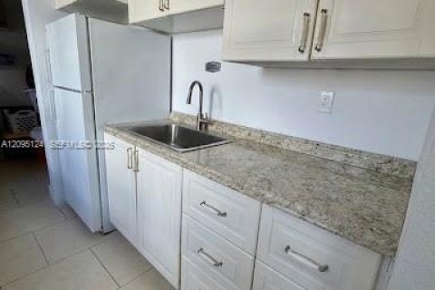 Commercial property in Miami, Florida 141.4 sq.m. № 2384705 - photo 10