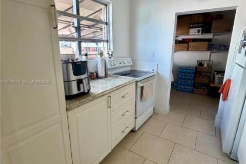 Commercial property in Miami, Florida 141.4 sq.m. № 2384705 - photo 8