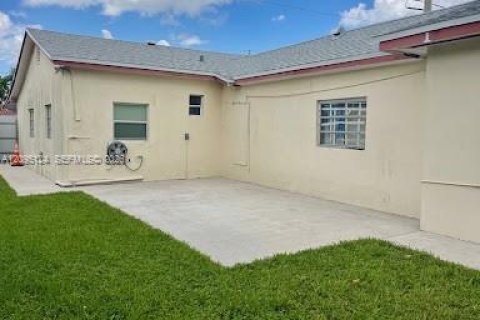 Commercial property in Miami, Florida 141.4 sq.m. № 2384705 - photo 20