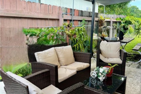 Commercial property in Miami, Florida 141.4 sq.m. № 2384705 - photo 19