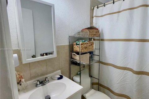 Commercial property in Miami, Florida 141.4 sq.m. № 2384705 - photo 16