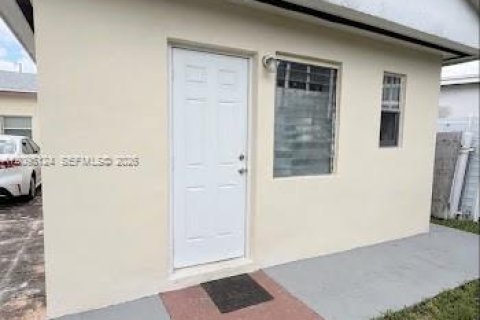 Commercial property in Miami, Florida 141.4 sq.m. № 2384705 - photo 21