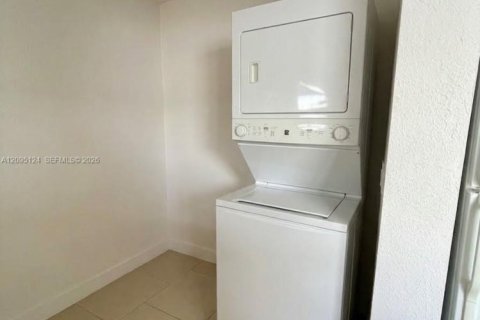 Commercial property in Miami, Florida 141.4 sq.m. № 2384705 - photo 11