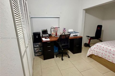 Commercial property in Miami, Florida 141.4 sq.m. № 2384705 - photo 14